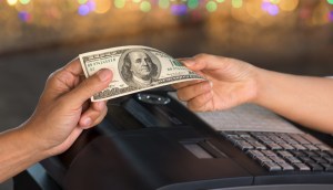 Dinheiro mudando de mãos