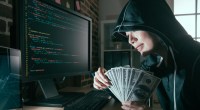 Hacker com dinheiro nas mãos