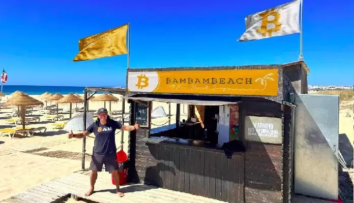 Imagem da matéria: Praia da "Família Bitcoin" em Portugal vira ponto de encontro de fãs de criptomoedas na Europa