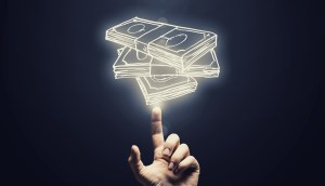 Dedo indicador apoia bolo de dinheiro em forma digital