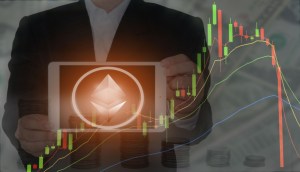 Homem por trás de gráfico transparente que mostra alta seguida de queda da criptomoeda Ethereum