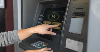 Indivíduo faz saque em ATM de Bitcoin