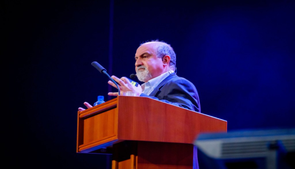Nassim Nicholas Taleb falando em uma conferência na Rússia em 2017