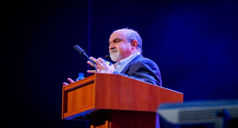 Nassim Nicholas Taleb falando em uma conferência na Rússia em 2017
