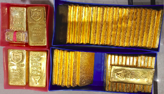 várias barras de ouro dentro de copartimento