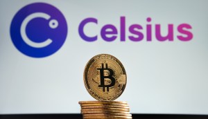 Pilha de moedas de bitcoin à frente de uma tela que mostra logo da Celsius