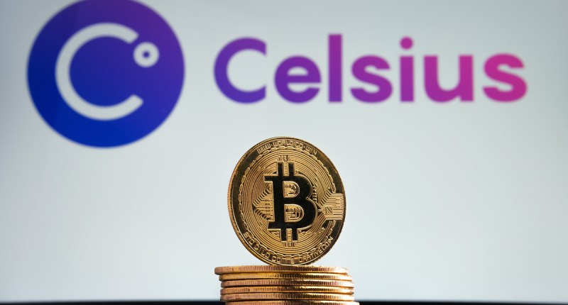 Pilha de moedas de bitcoin à frente de uma tela que mostra logo da Celsius