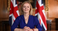 Primeira-ministra do Reino Unido Elizabeth Liz Truss posa para foto enquanto secretária de Relações Exteriores