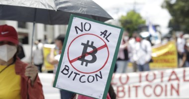 Salvadorenhos protestando em San Salvador contra Lei do Bitcoin