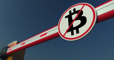 Placa com o simbolo do bitcoin