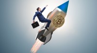 Homem em um foguete com logo do bitcoin