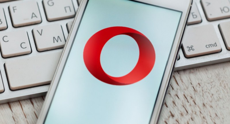 Celular com logotipo do Opera