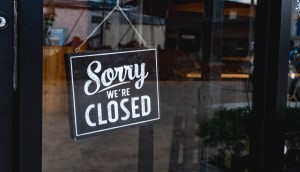 Imagem de cartaz dizendo que uma loja está fechada