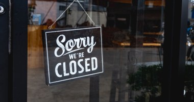 Imagem de cartaz dizendo que uma loja está fechada