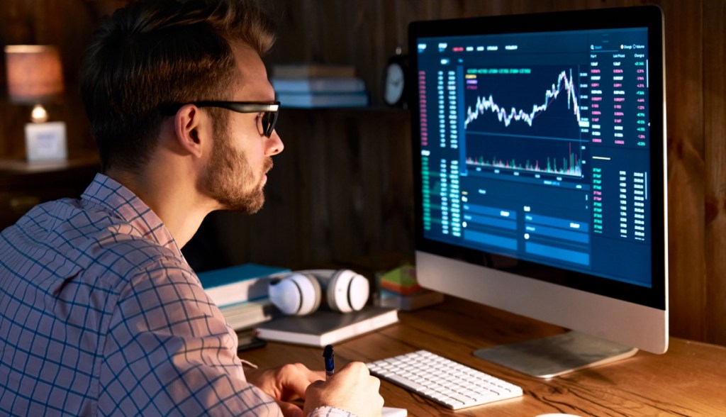 Investidor olha para tela