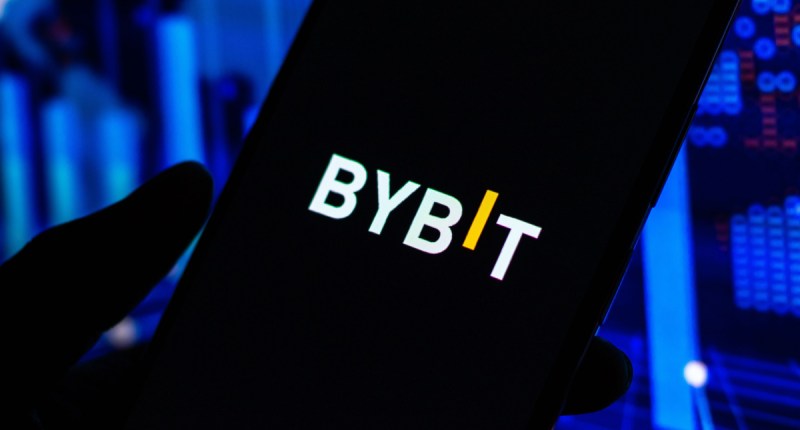 Celular com logo da bybit