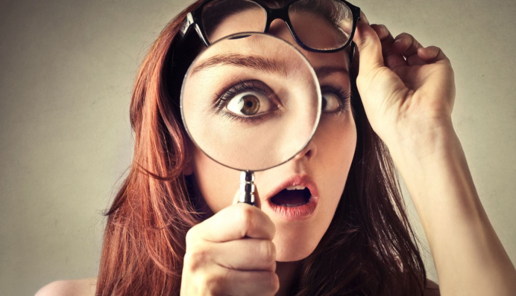 Mulher olhando através de lupa