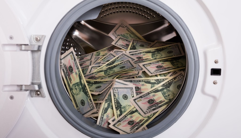 Lavadora lavando dinheiro