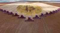 Símbolo do bitcoin em meio a máquinas agrícolas e plantação