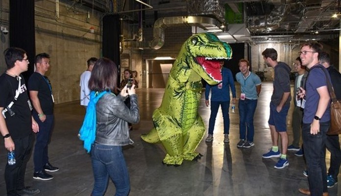 Imagem da matéria: Vitalik Buterin aparece vestido de dinossauro e gera mais um meme para a internet; relembre os looks