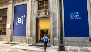 homem entrando no prédio da b3 bolsa de valores