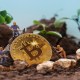 miniaturas de pessoas minerando bitcoin em meio a pedras e folhagens