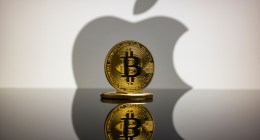 moeda de bitcoin com logo da apple no fundo