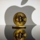 moeda de bitcoin com logo da apple no fundo