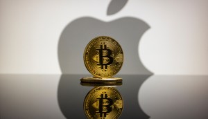 moeda de bitcoin com logo da apple no fundo