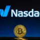 moeda do bitcoin com logo da nasdaq ao fundo