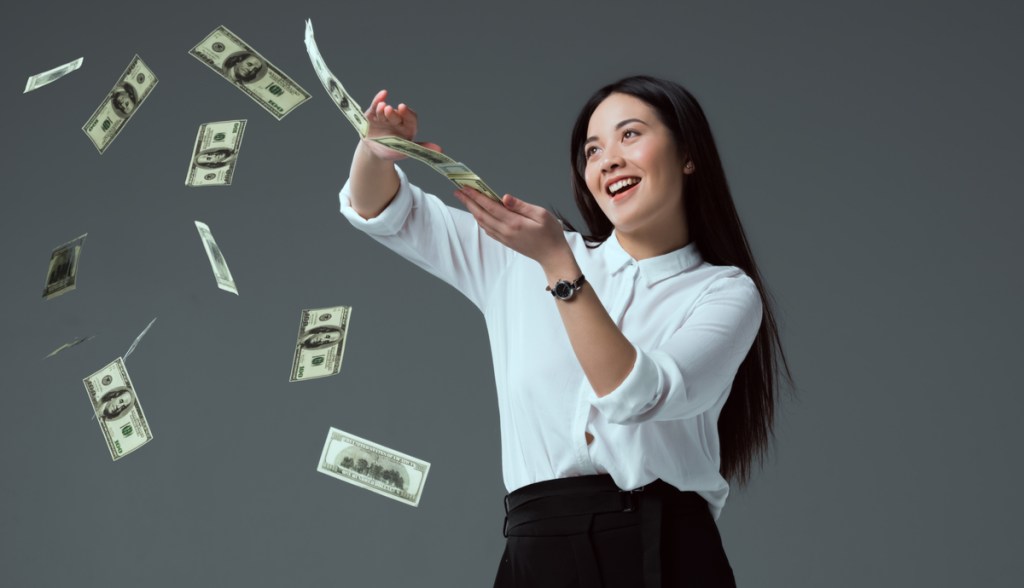 Mulher jogando dinheiro