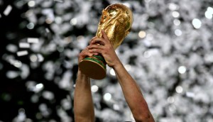 Mãos levantando a Copa do Mundo