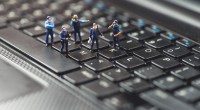 Bonequinhos de policiais em cima de um teclado