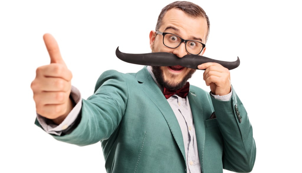 Homem com bigode falso fazendo joinha