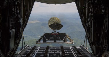 Caixa saindo de paraquedas de avião