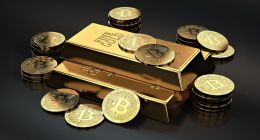 Barra de ouro envolto a várias moedas douradas de bitcoin