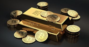 Barra de ouro envolto a várias moedas douradas de bitcoin