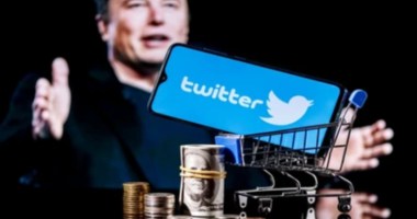 Elon Musk ao fundo de logo do twitter e um carrinho de compras