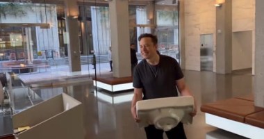 Imagem da matéria: Elon Musk posta vídeo entrando na sede do Twitter e aumenta expectativa sobre compra da rede social