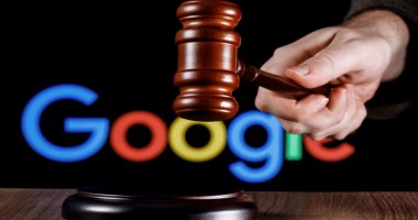 Mão sugere bater mertelo da justiça- em um fundo escuro o logo Google