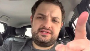 Paulo Koglos faz selfie dentro do carro-Instagram