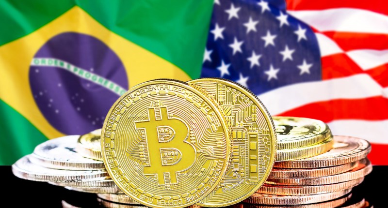 Bitcoin junto com bandeiras do Brasil e dos EUA