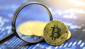 lupa mostra moeda de Bitcoin BTC