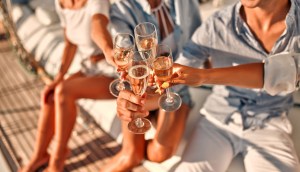 Brinde com taças de champanhe