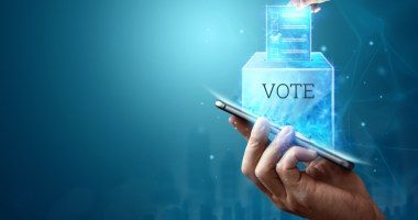 Imagem de um voto digital sendo depositado em um celular