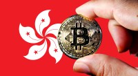 moeda de bitcoin à frente da bandeira de hong kong