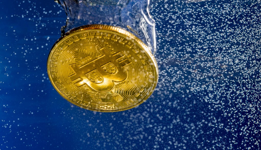 Moeda de bitcoin dentro da água