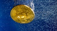 Moeda de bitcoin dentro da água