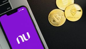 celular com logo do nubank e criptomoedas ao lado