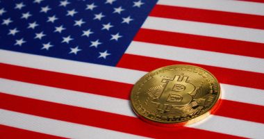 moeda de bitcoin em cima de uma bandeira dos EUA
